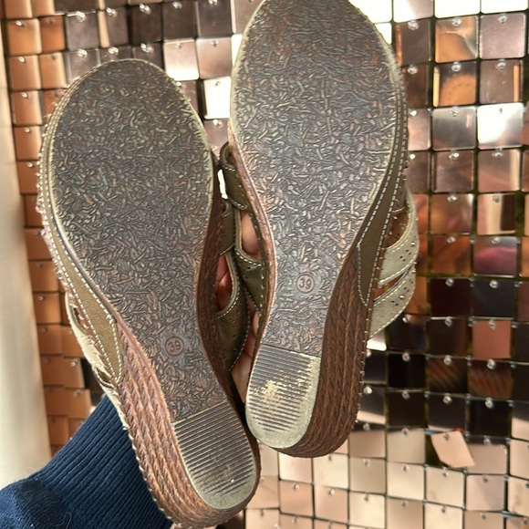Soflex Tan and Gold Wedge Sandals Made in Italy Size 39 (8.5) - Picture 11 of 12